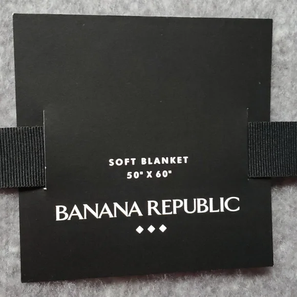 Banana Republic 50" x 60" Soft Blanket NWT Gray White - Picture 4 of 13